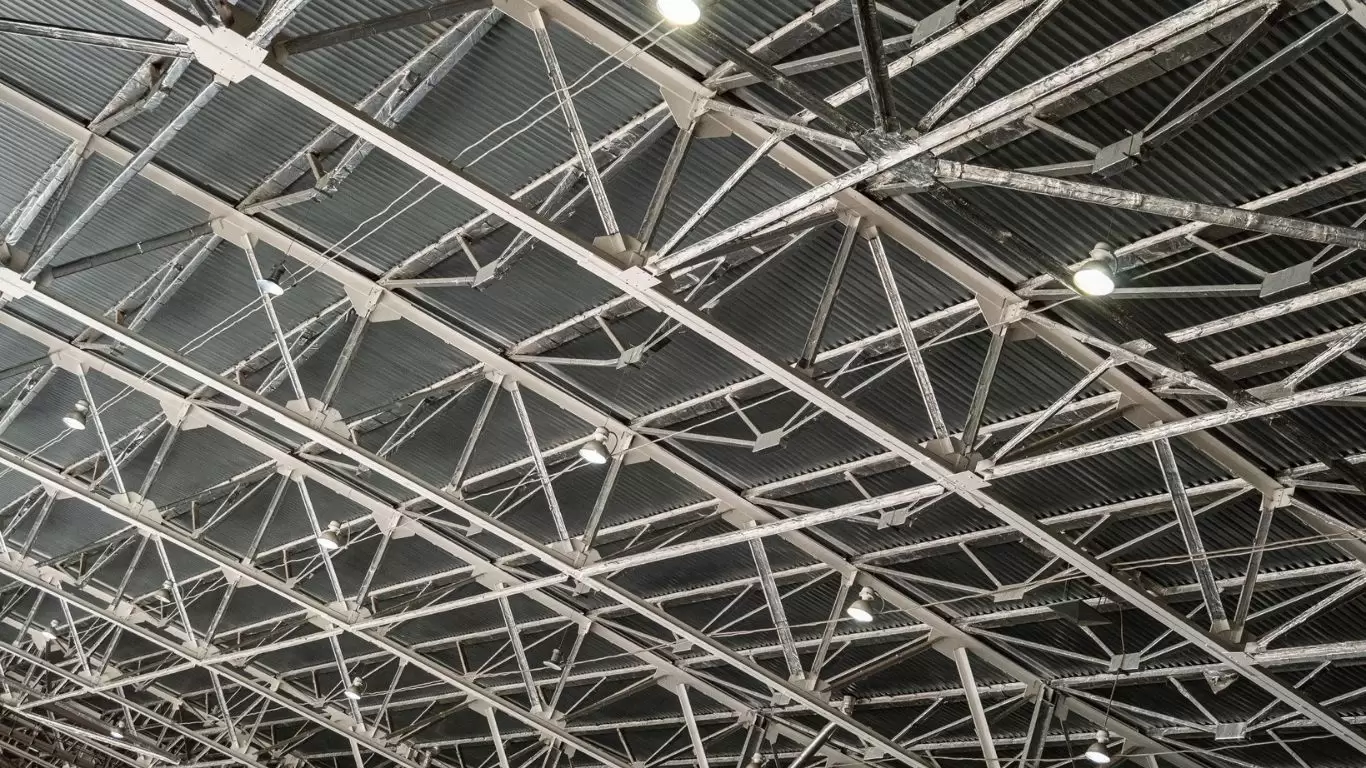 metal trusses covering an industrial long-span building